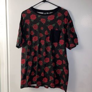 Black tshirt with red roses and pocket